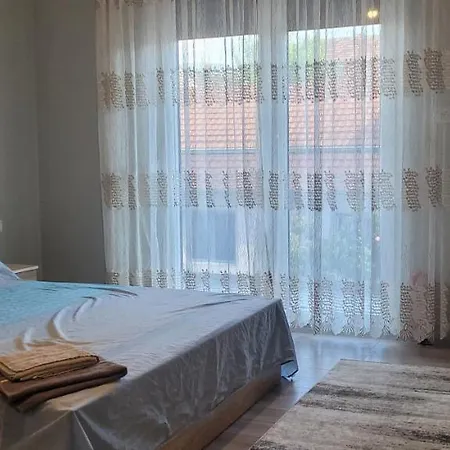 Lovely 2-bedroom Apartment *